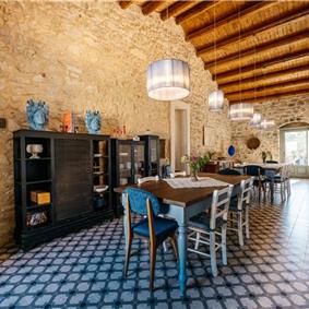  6 bedroom villa with heated pool in Modica, sleeps 18